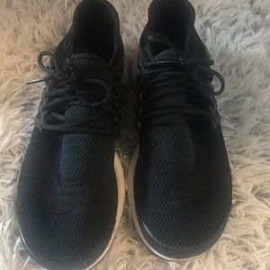 Black and white nike prestos